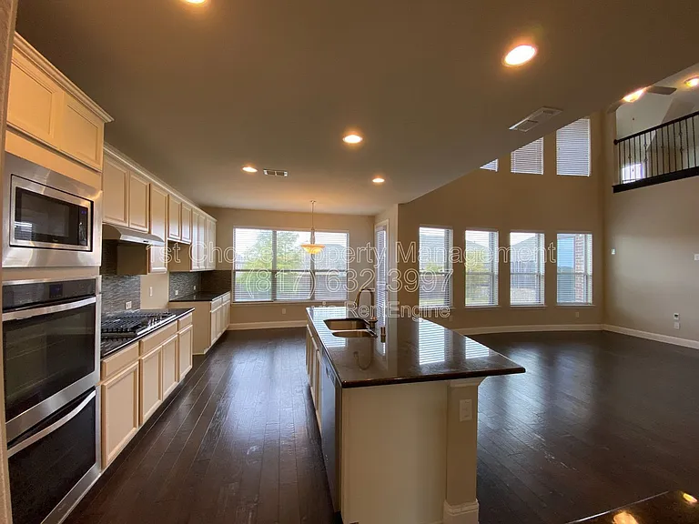 927 Bentley Dr — Photo 9