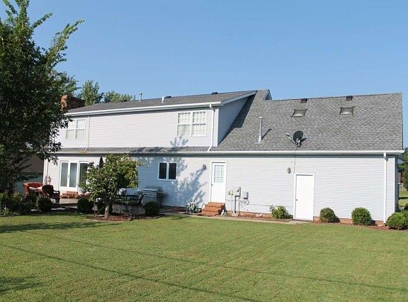 3rd image of 1535 Oxford Dr