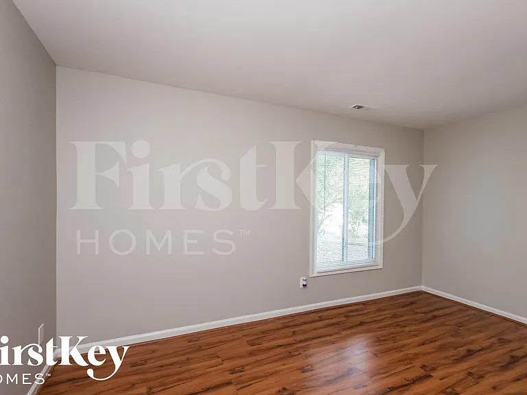 908 Foxborough Rd — Photo 11