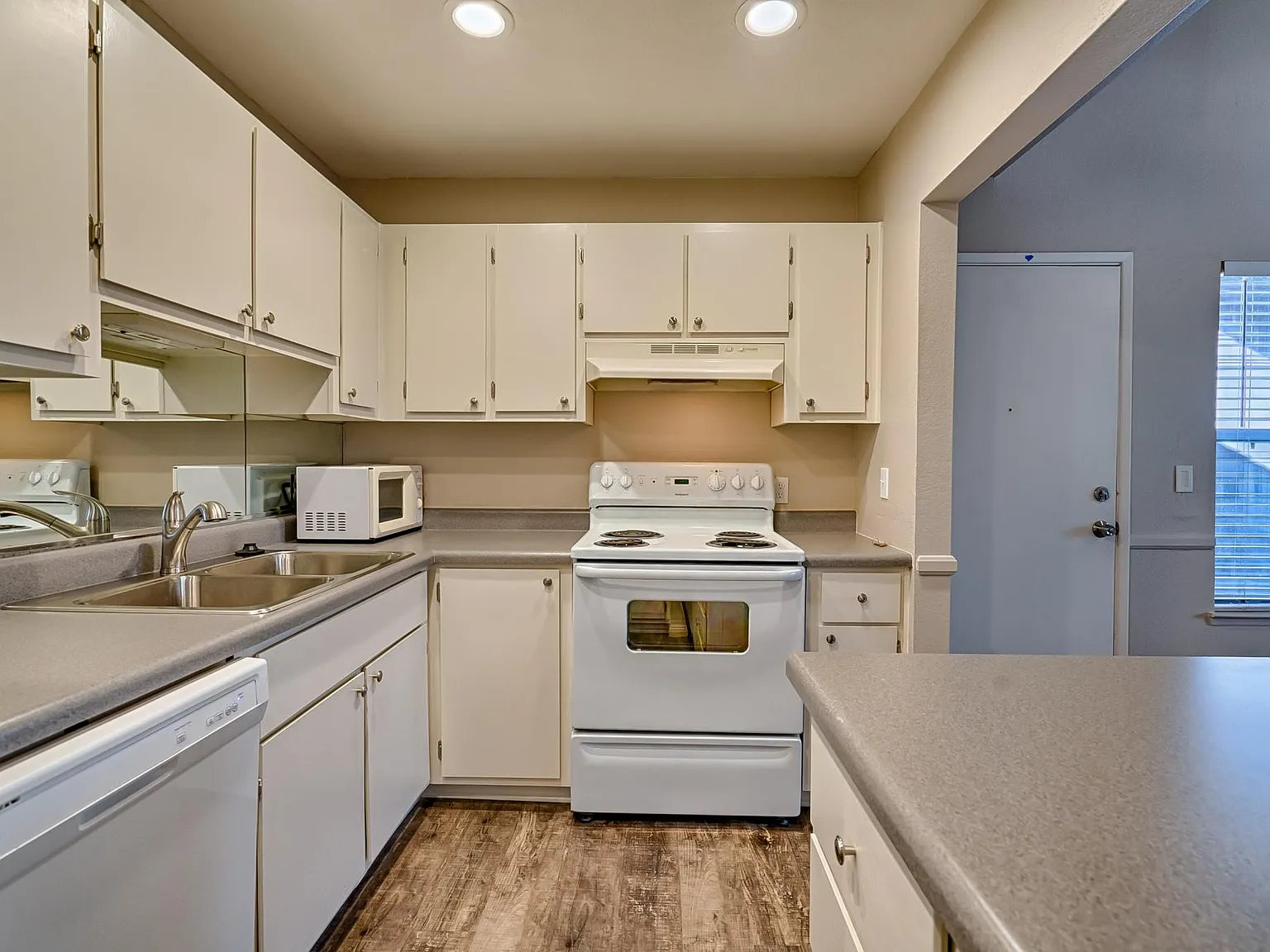 2 bed, 935 sqft, $1,600 — Photo 4