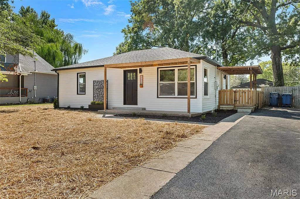 208 Powell St photo 1