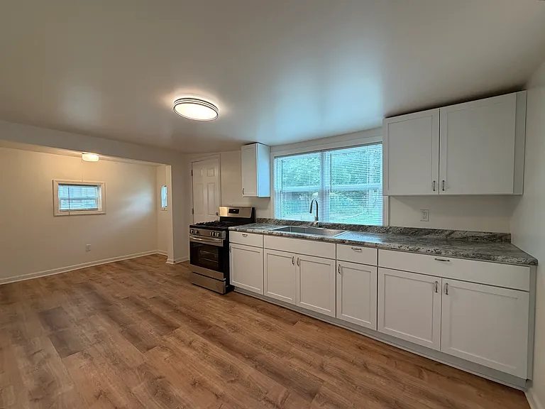 639 W Madison St — Photo 4