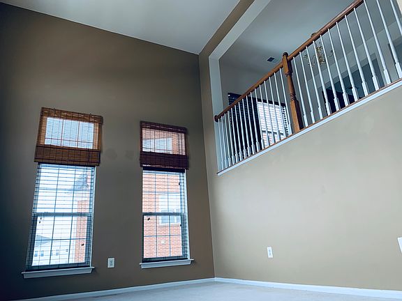 High-ceiling Living Room