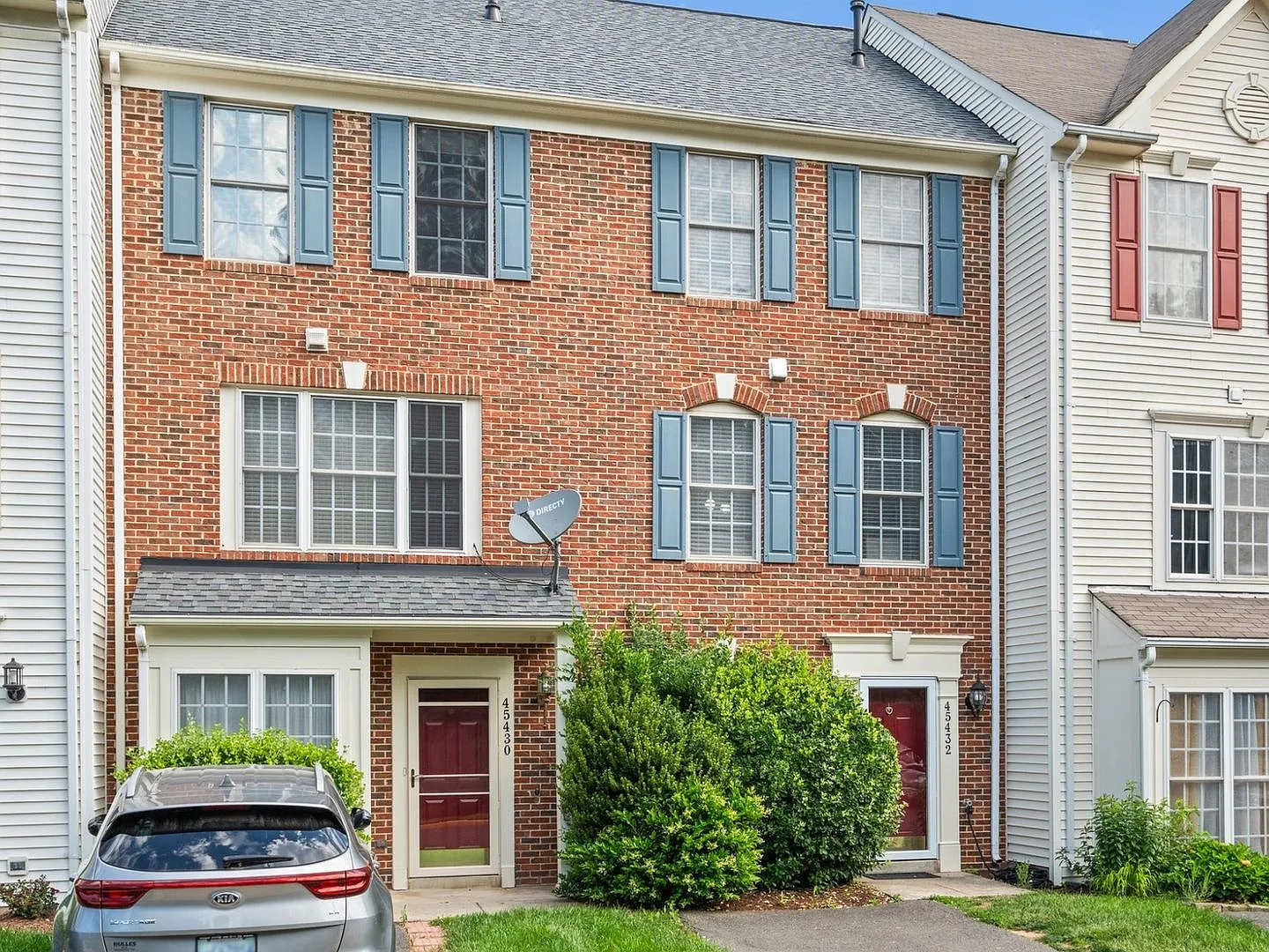 3 Bedroom Townhome in Sterling — Photo 2