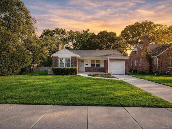 2368 Allard Ave, Grosse Pointe Woods, MI 48236