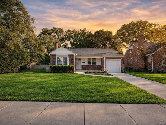 2368 Allard Ave, Grosse Pointe Woods, MI 48236