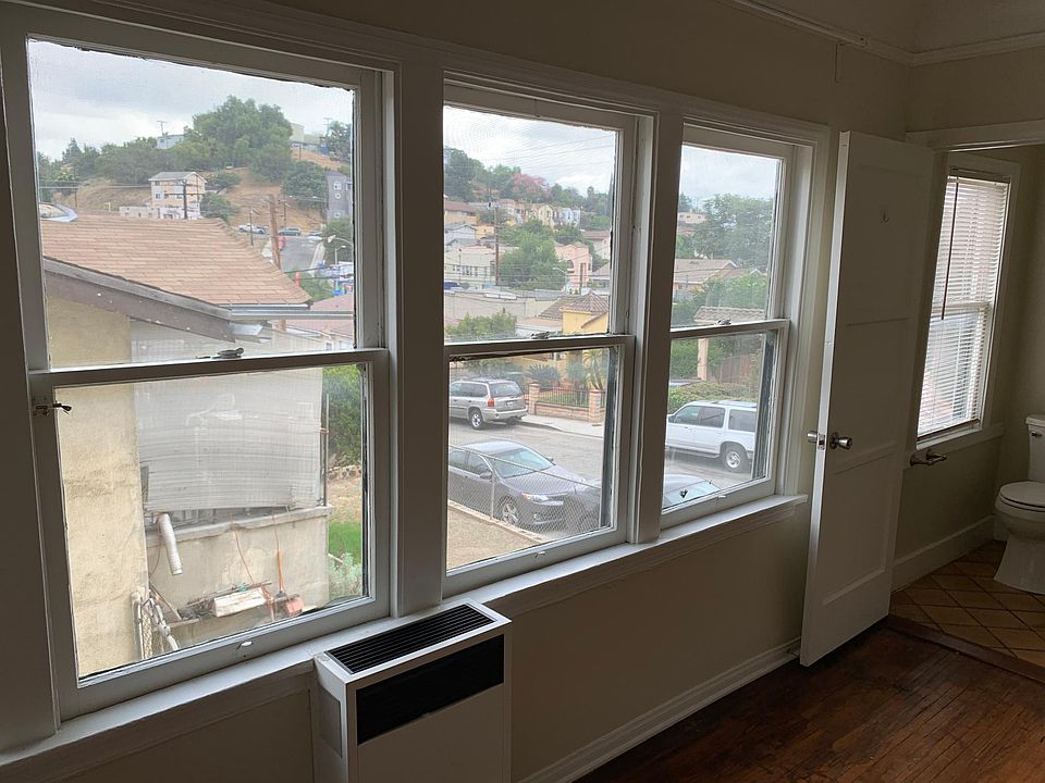 HILLSIDE VIEWS - LIGHT AND BRIGHT SOUTHEAST FACING UNIT