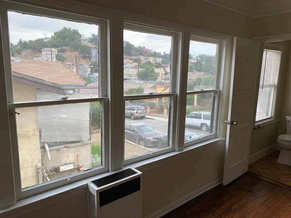 HILLSIDE VIEWS - LIGHT AND BRIGHT SOUTHEAST FACING UNIT