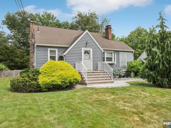 86 Parkway, Rochelle Park, NJ 07662