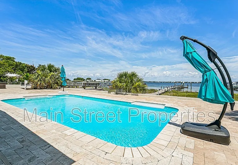 231 Sabine Dr — Photo 2
