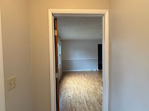 4th image of 414 E Main St