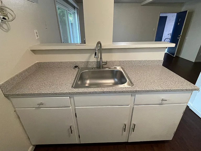 Chateau Apartments — Photo 11