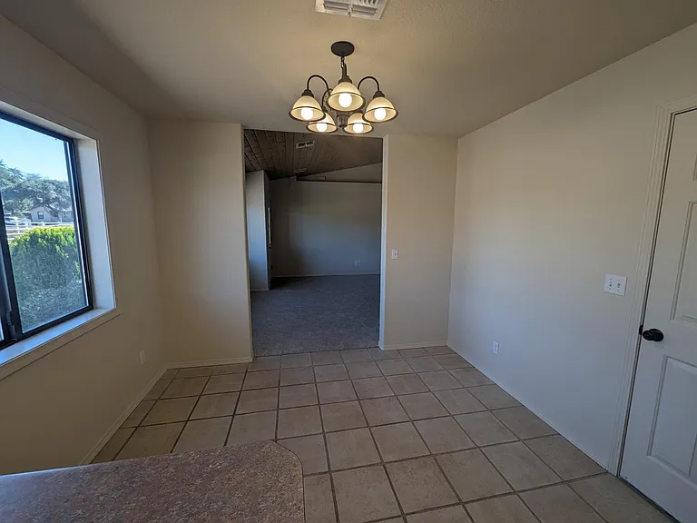 211 N Heritage Ln — Photo 9