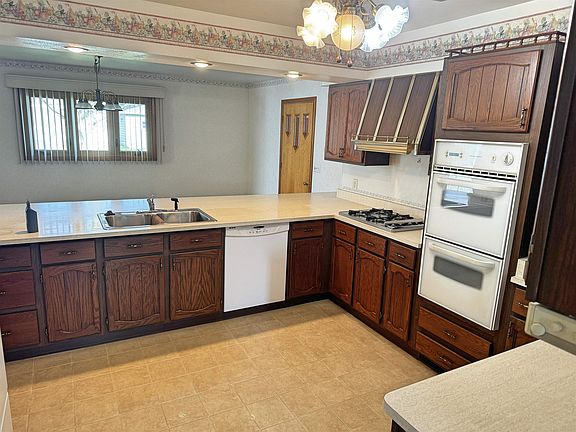 4th image of 1247 Monterey Ln