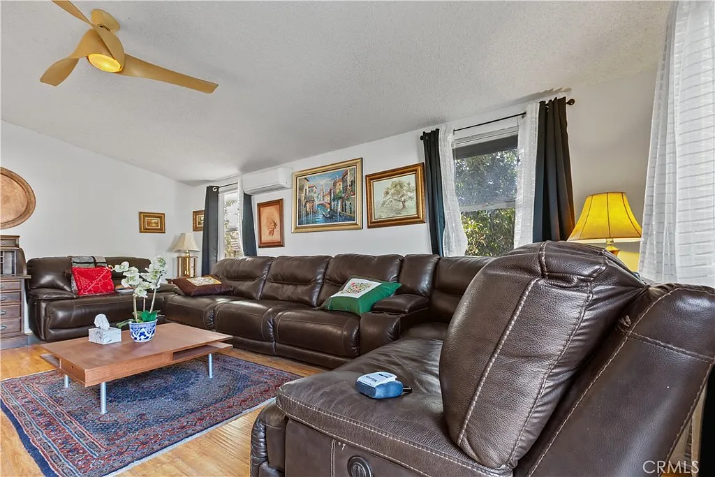 3 bed, 1299 sqft, $2,800 — Photo 4