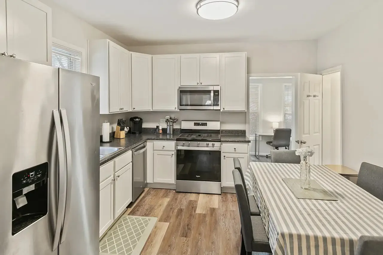 3 bed, 1200 sqft, $4,200 — Photo 3