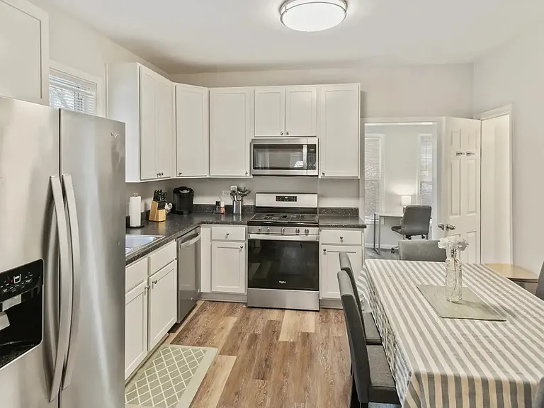 418 N Jackson St — Photo 3