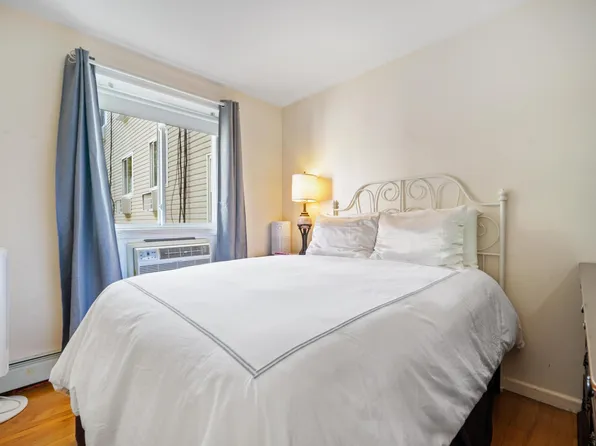 852 Home Street image 17 of 22