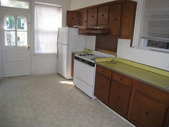 3rd image of 318 E 236th St