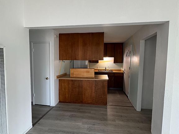 3rd image of 350 - 352 Creekside Drive
