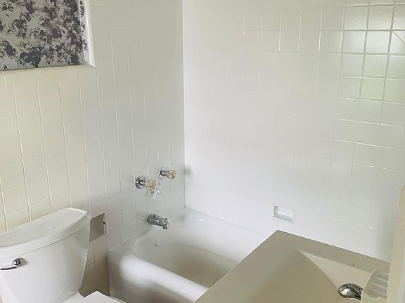 3rd image of 4016 Highland Ave Floor 2