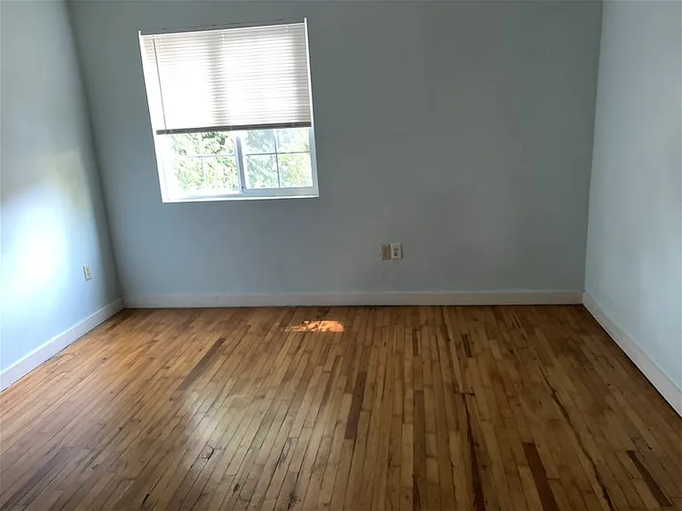 420 E 8th St — Photo 11