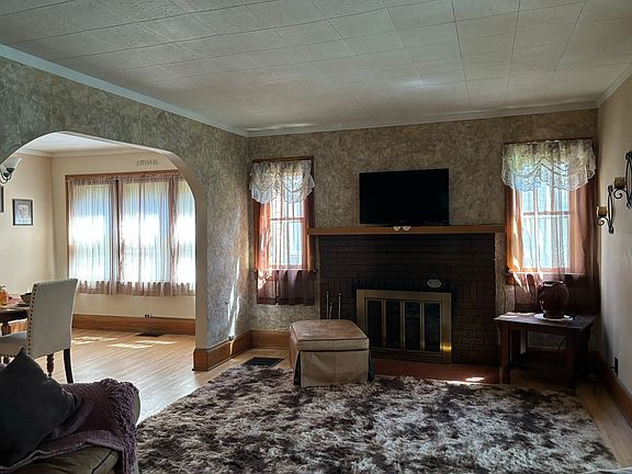 3rd image of 1405 N Court St