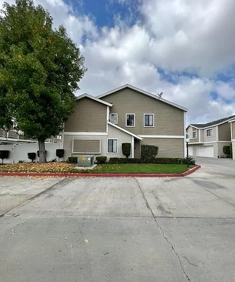 7893 Cerritos Ave — Photo 33