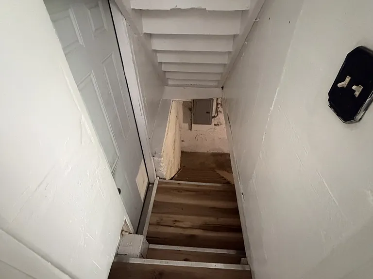 218 Goguac St W — Photo 16