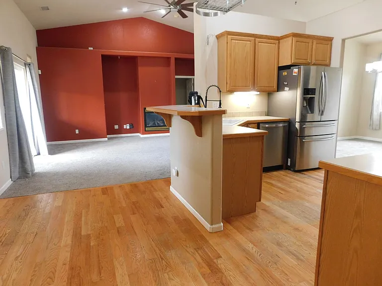 566 Garnet Dr — Photo 4