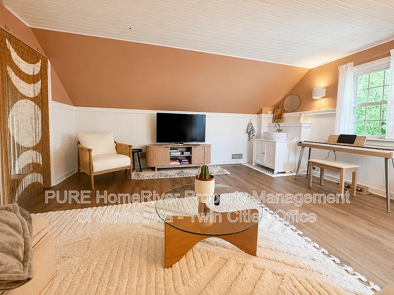 4 bed, 2.0 bath, 2095 sqft, $3,100 — Photo 1