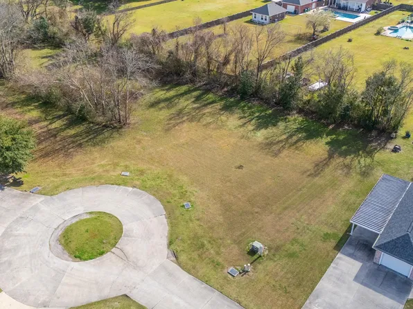 105 Leona Dr, Raceland, LA 70394