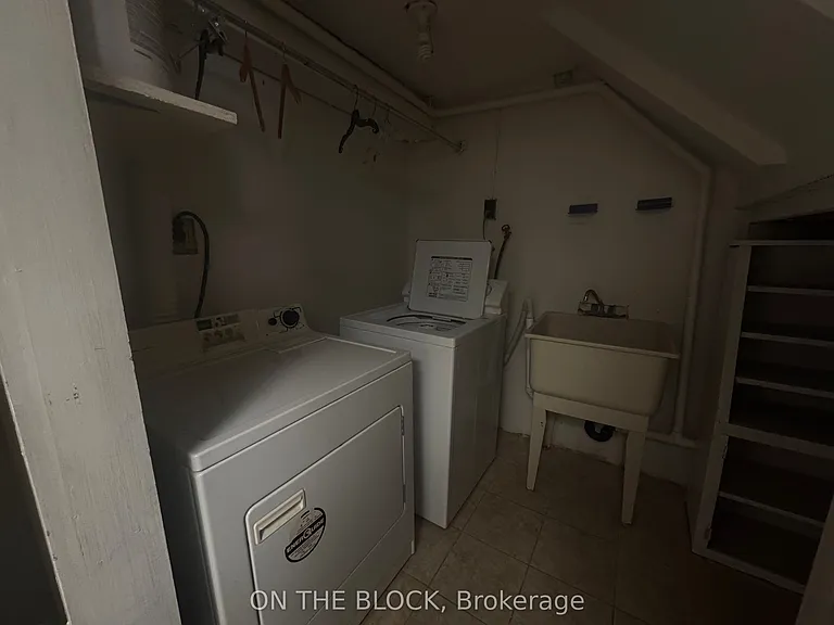 33 Harrington Cres — Photo 5
