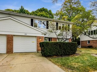 121 N Regency Dr W, Arlington Heights, IL