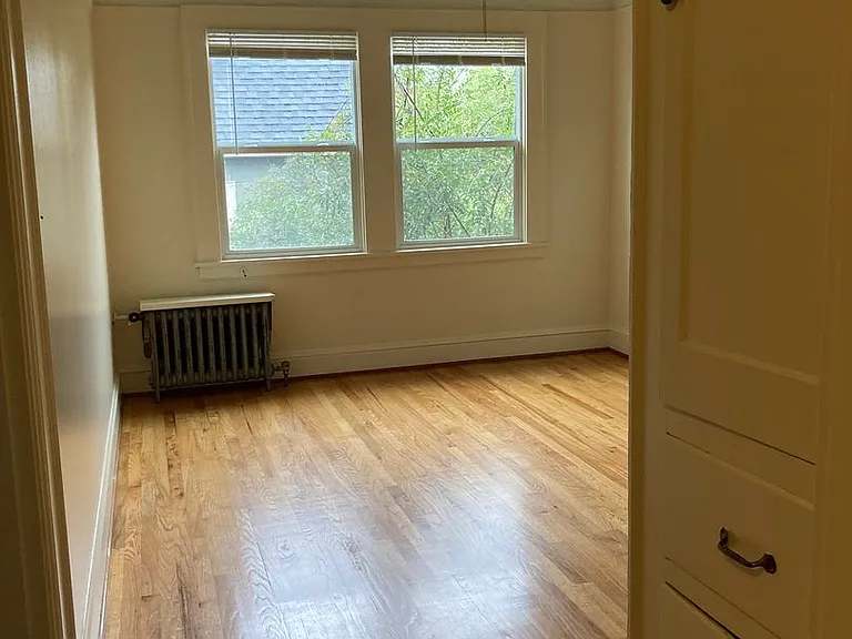 Burgess Apartments — Photo 2