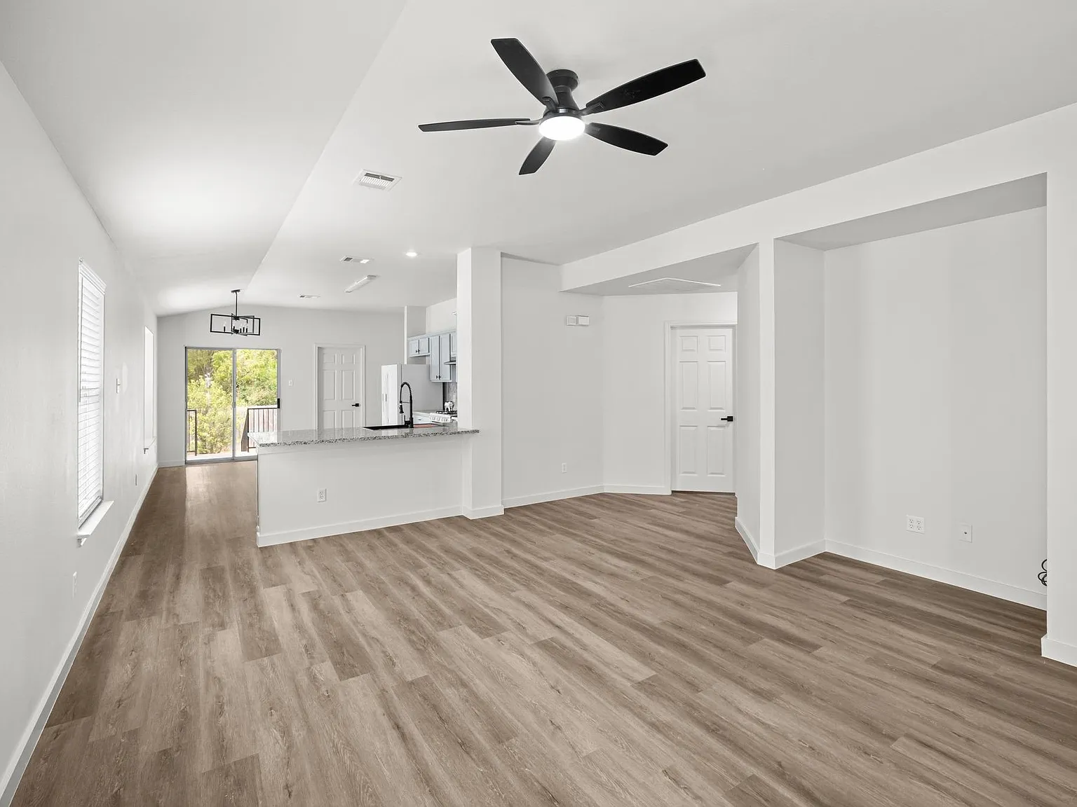 3 bed, 2.0 bath, 1346 sqft, $1,945 — Photo 4