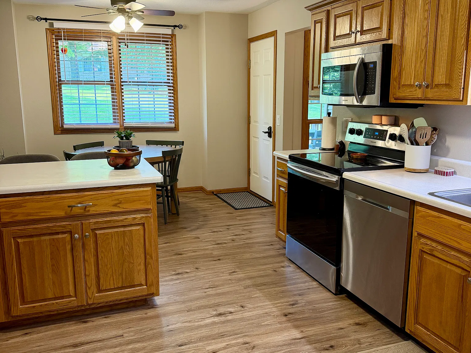 4 bed, 2200 sqft, $2,250 — Photo 4