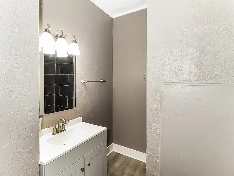1424347_021_main_bathroom_12891410.jpg