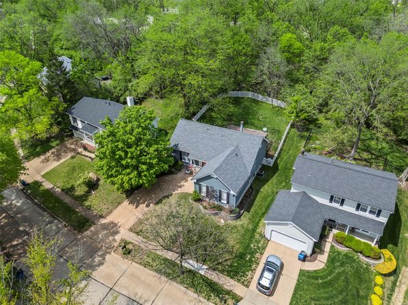 726 Carman Woods Dr, Manchester, MO 63021