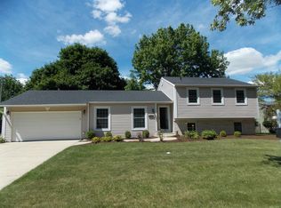 209 Cedarbrook Rd, Naperville, IL 60565