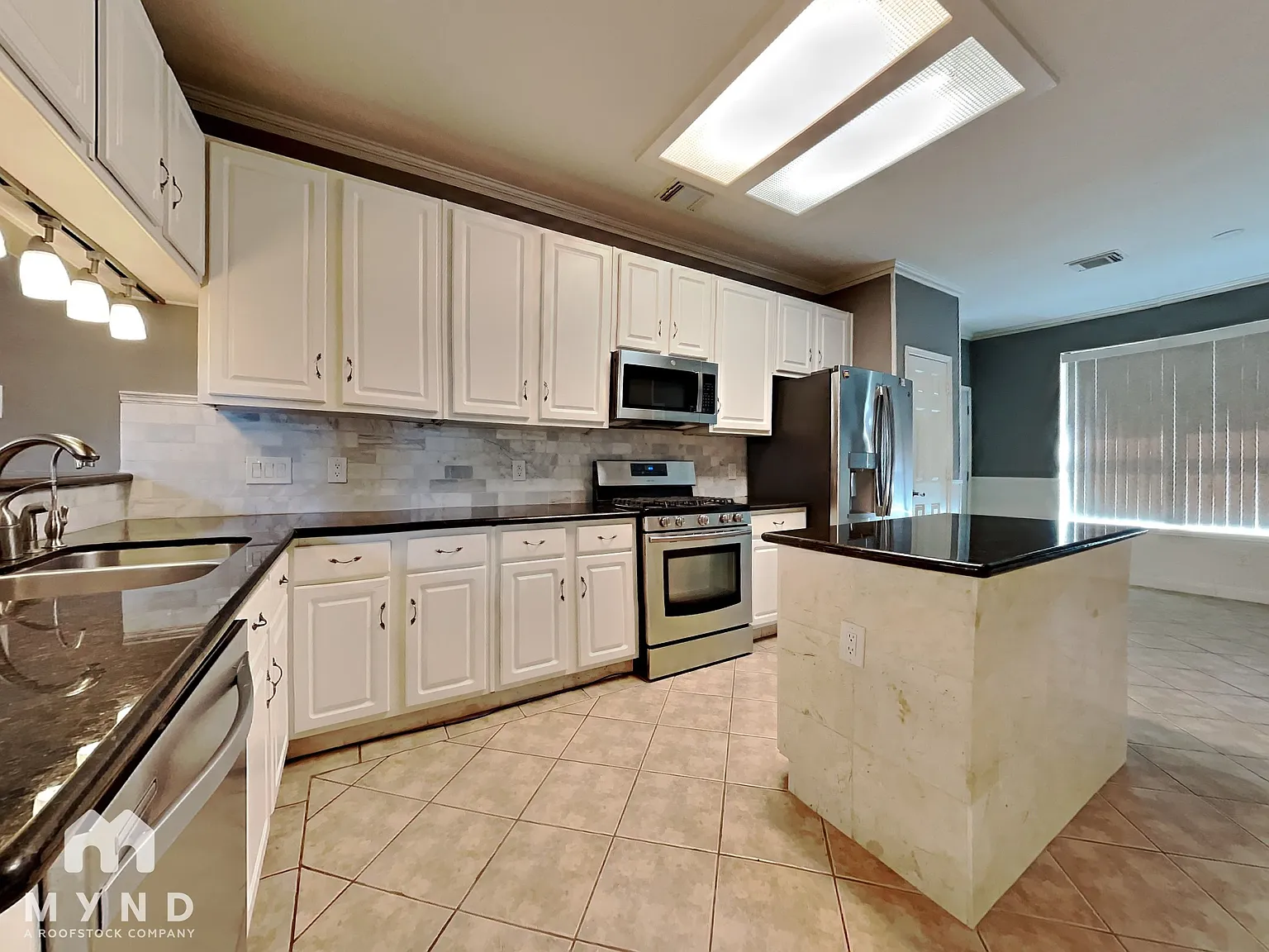 4 bed, 3.0 bath, 2712 sqft, $2,345 — Photo 4