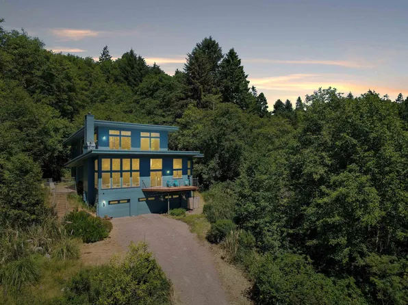 150 Charts Ct, Smith River, CA 95567