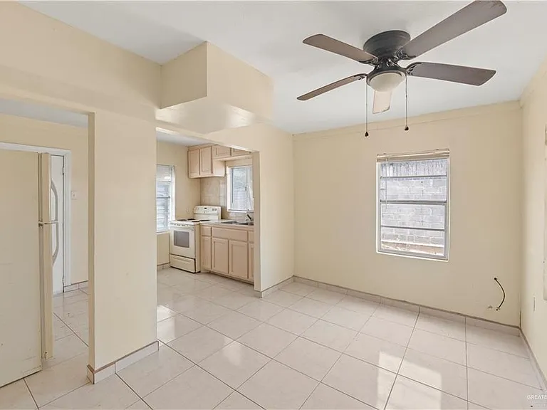 307 S Cox St — Photo 2
