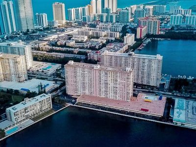 251 174th St APT 911, Sunny Isles Beach, FL, 33160