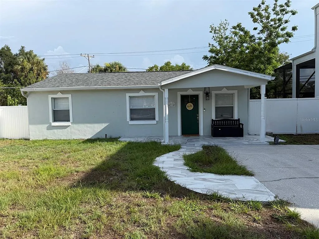 3 bed, 2.0 bath, 1296 sqft, $3,200 — Photo 3