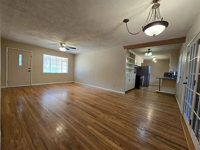 3 bed, 1025 sqft, $1,395 — Photo 2