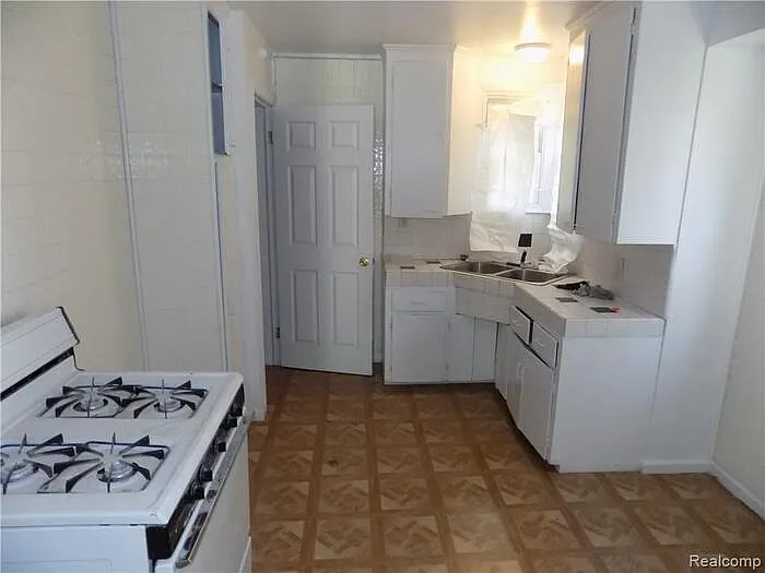 18708 Shaftsbury Ave — Photo 5