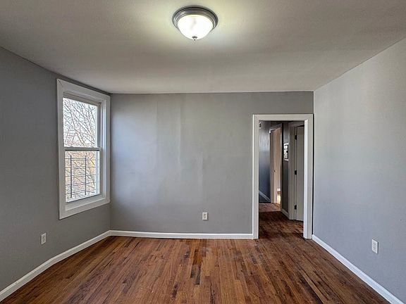 3rd image of 30 Gladstone Ave #2L