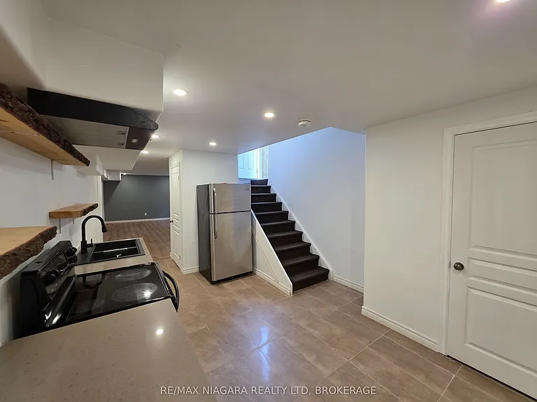 8383 Heikoop Cres #LOWER LEVEL — Photo 4
