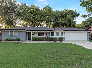 912 Oakwood Dr, Euless, TX 76040